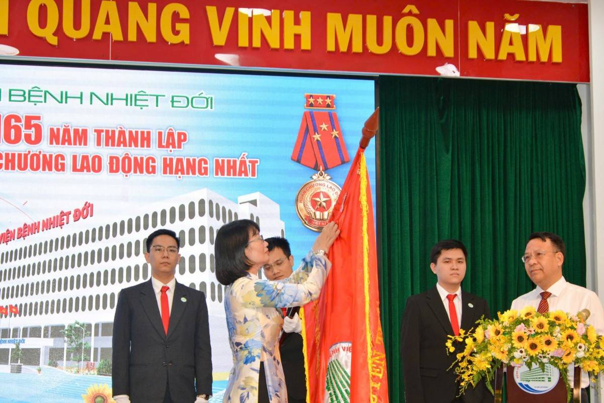 Phó chủ tịch UBND TP.HCM Trần Thị Diệu Thúy trao Huân chương Lao động hạng nhất cho Bệnh viện Bệnh nhiệt đới trong lễ kỷ niệm 165 năm thành lập bệnh viện 