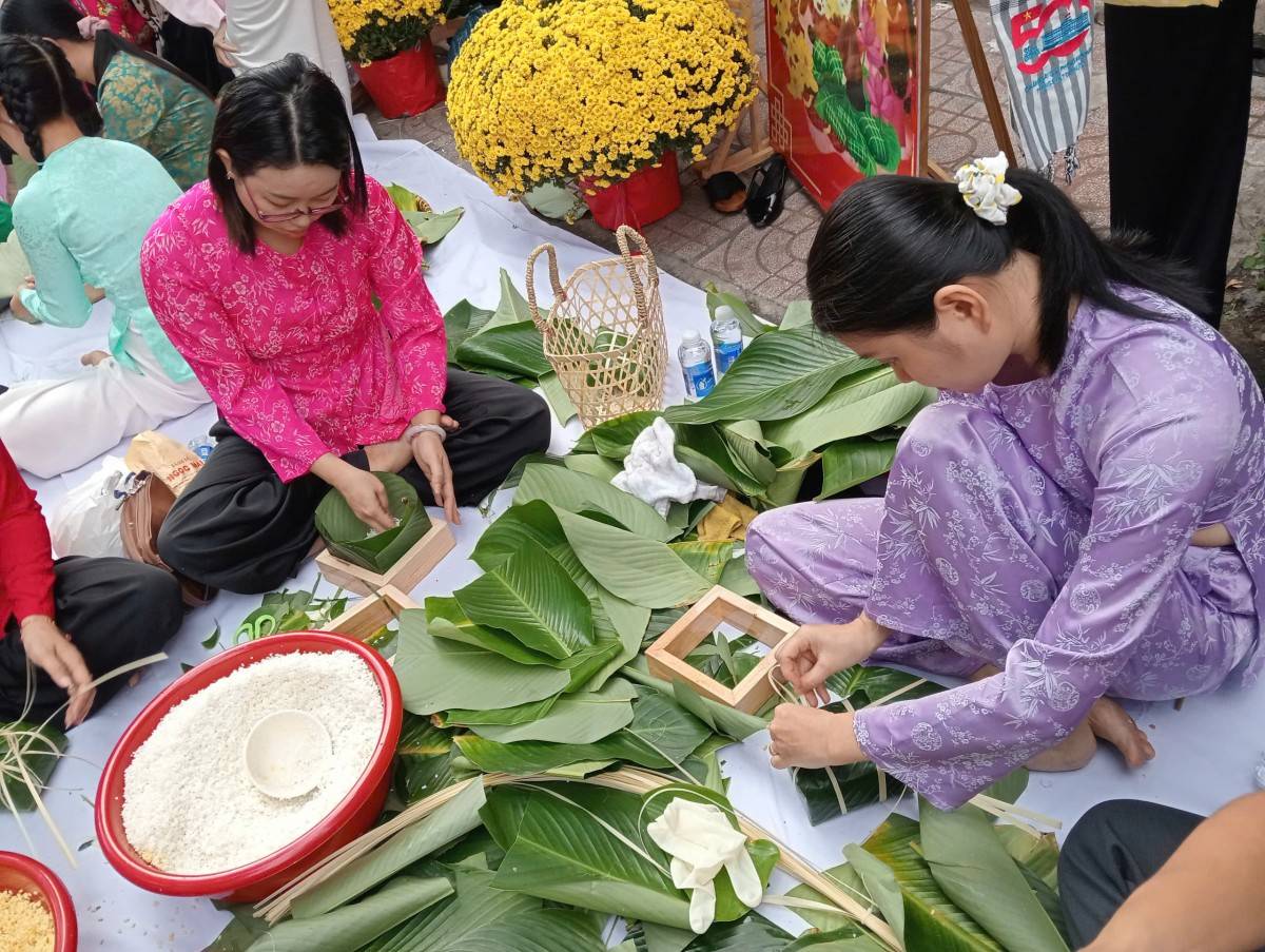 Hội thi Gói bánh chưng.