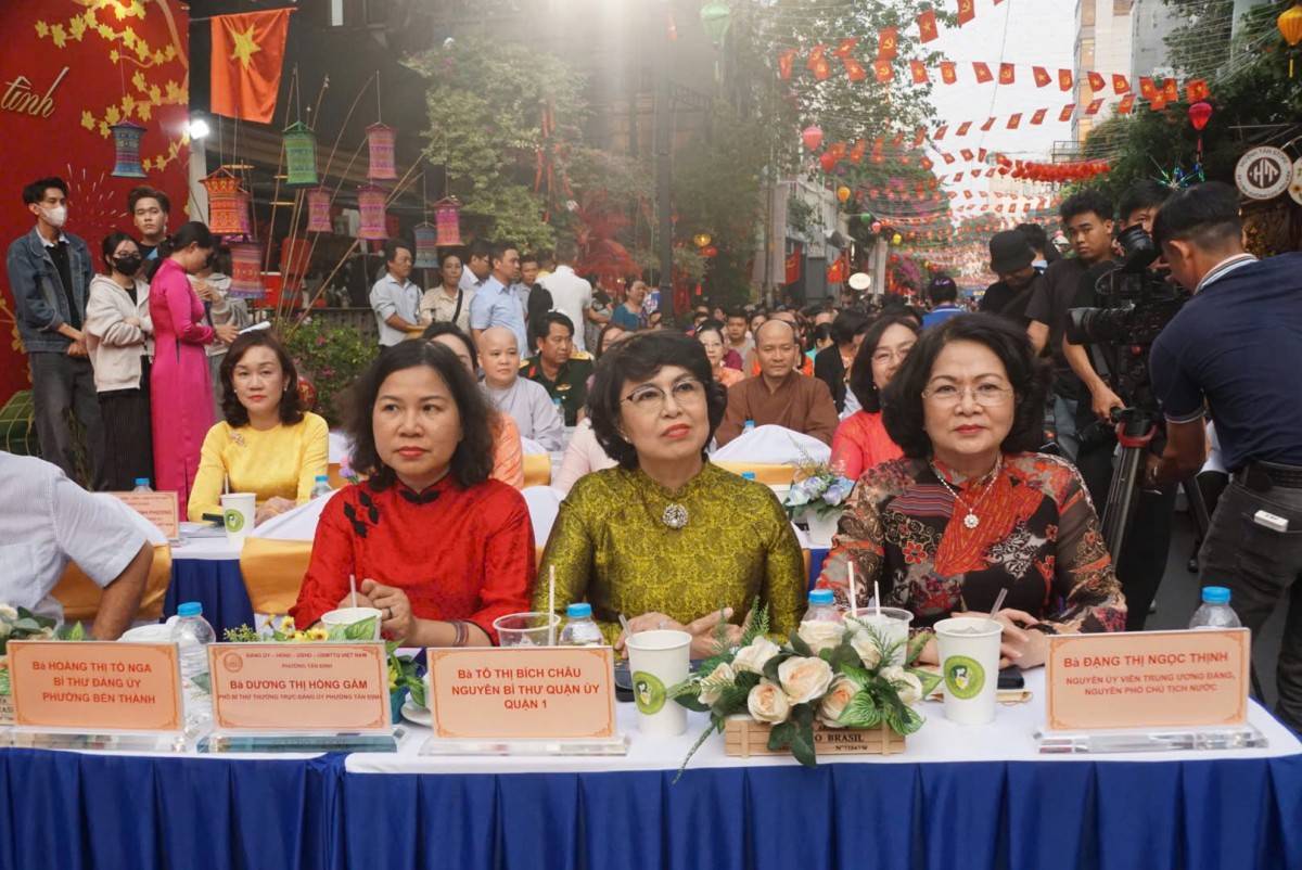 Tới tham dự có nguyên Ủy viên Trung ương Đảng, nguyên Phó Chủ tịch nước - bà Đặng Thị Ngọc Thịnh