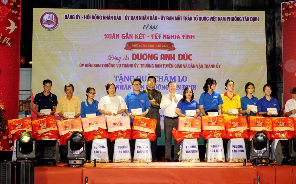 ông Dương Anh Đức - Ủy viên Ban thường vụ Thành ủy, Trưởng Ban Tuyên giáo và Dân vận Thành ủy trao quà 