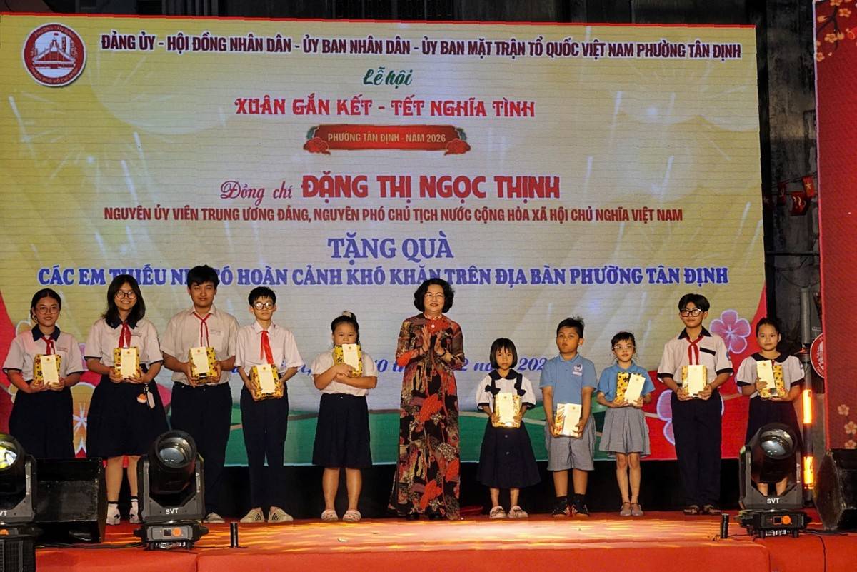 Đặng Thị Ngọc Thịnh – Nguyên Ủy viên Trung ương Đảng, Nguyên Phó Chủ tịch Nước đã dành tặng những phần quà cho các em thiếu nhi có hoàn cảnh khó khăn trên địa bàn phường
