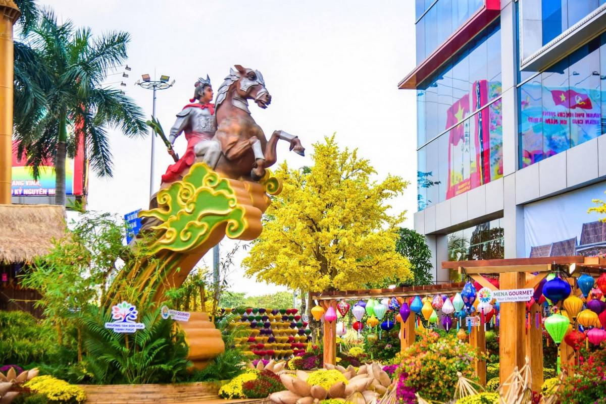 Đường hoa Xuân MENAS 2026,Linh vật Ngựa 2026,Thánh Gióng MENAS,Đường hoa Tân Sơn Hòa, Menas Mall Saigon Airport 1