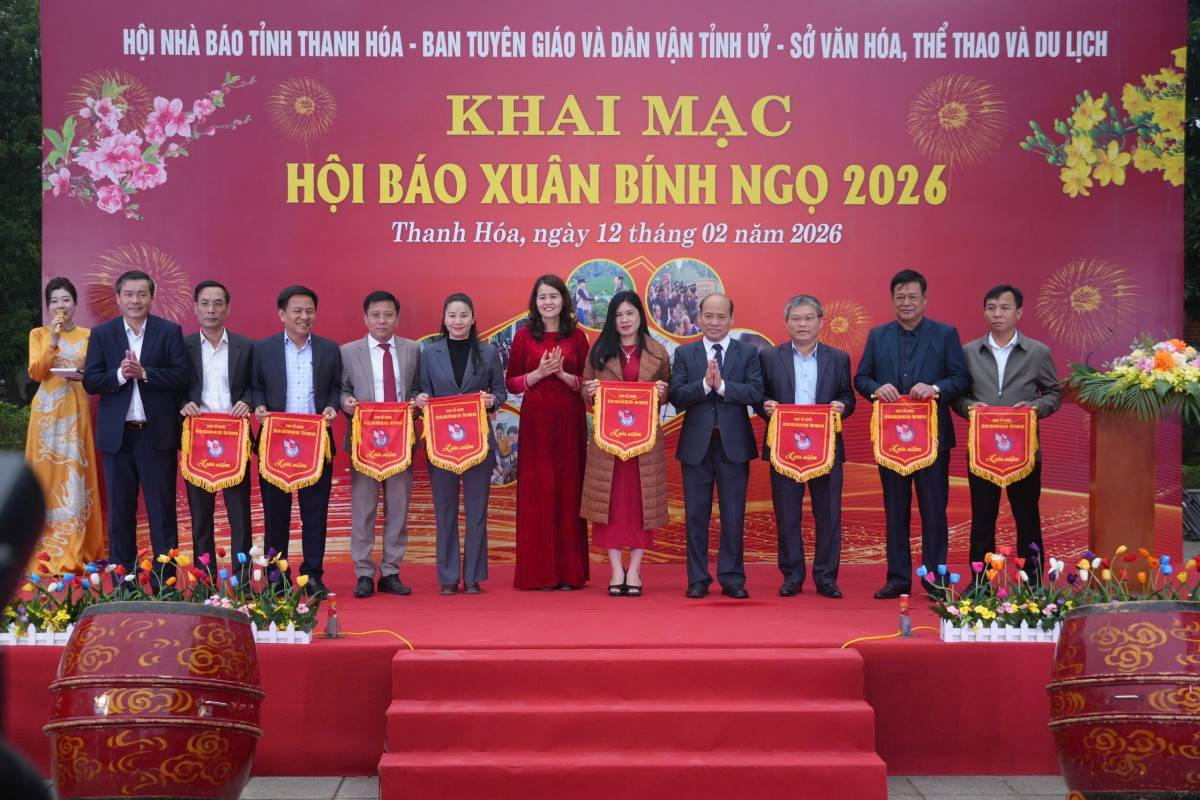 Ban Tổ chức đã tặng Cờ lưu niệm cho các đơn vị tham gia Hội Báo Xuân Bính Ngọ 2026.