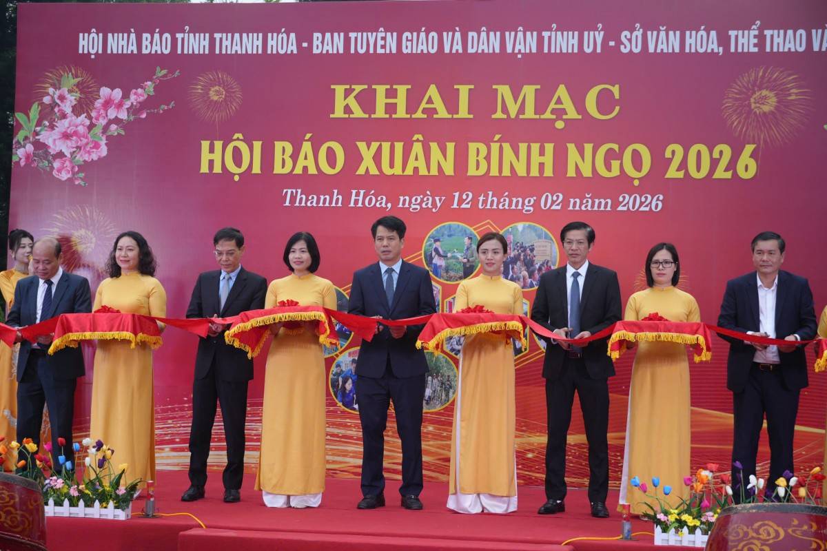 Các đại biểu thực hiện nghi thức cắt băng khai mạc Hội báo Xuân Bính Ngọ 2026.