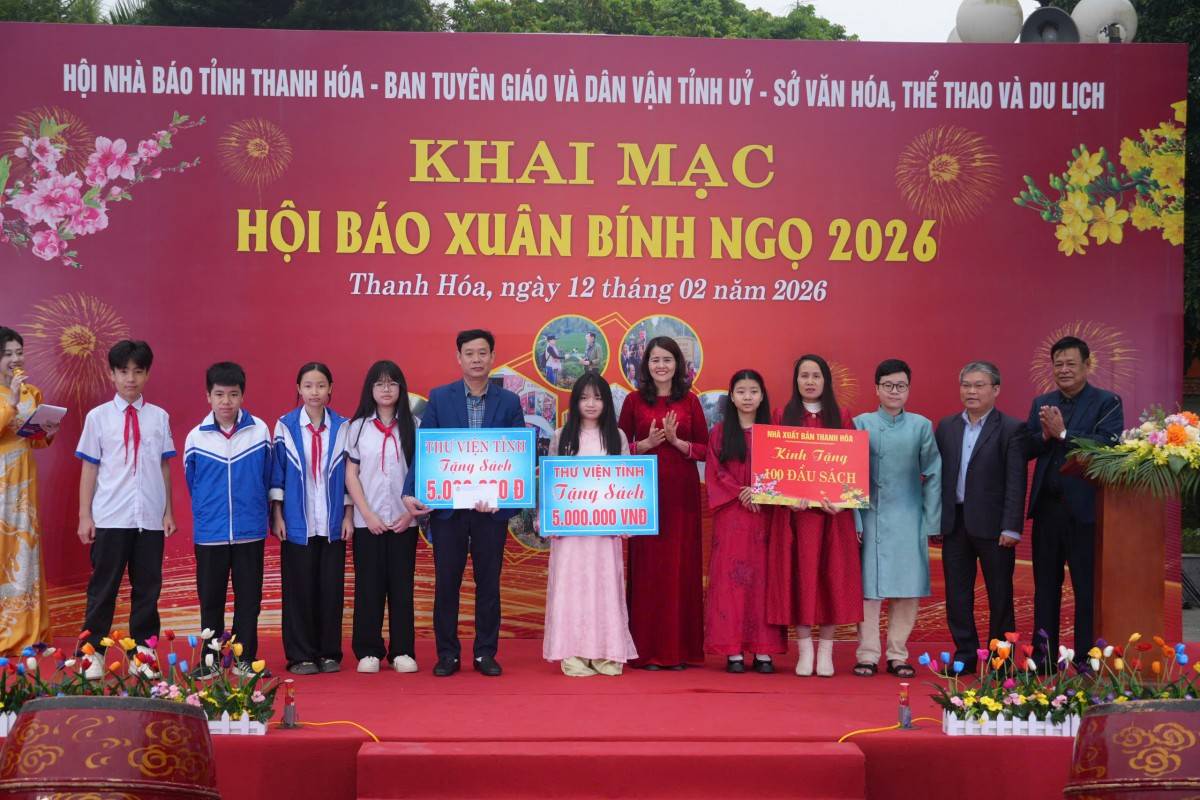Hội Nhà báo tỉnh Thanh Hóa, Trung tâm Bảo tồn di sản, Bảo tàng và Thư viện tỉnh, Nhà Xuất bản Thanh Hóa đã trao quà và sách cho Trường THCS Nguyễn Văn Trỗi và Trường THCS Tân Sơn.