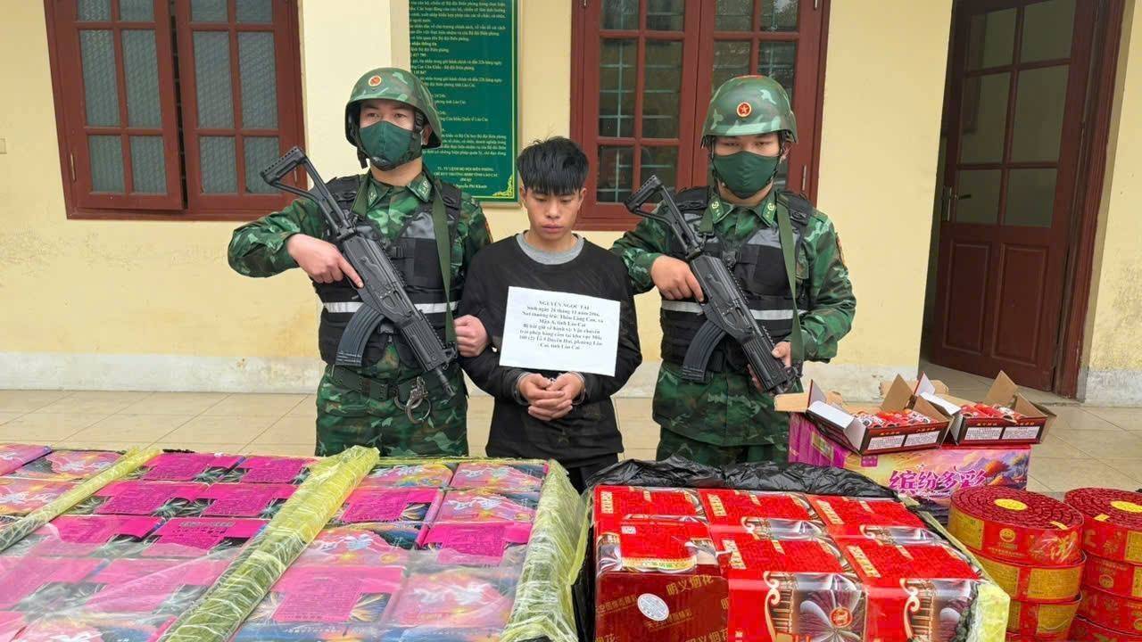 Bắt giữ đối tượng vận chuyển 1,5 tạ pháo nổ qua biên giới tại Lào Cai