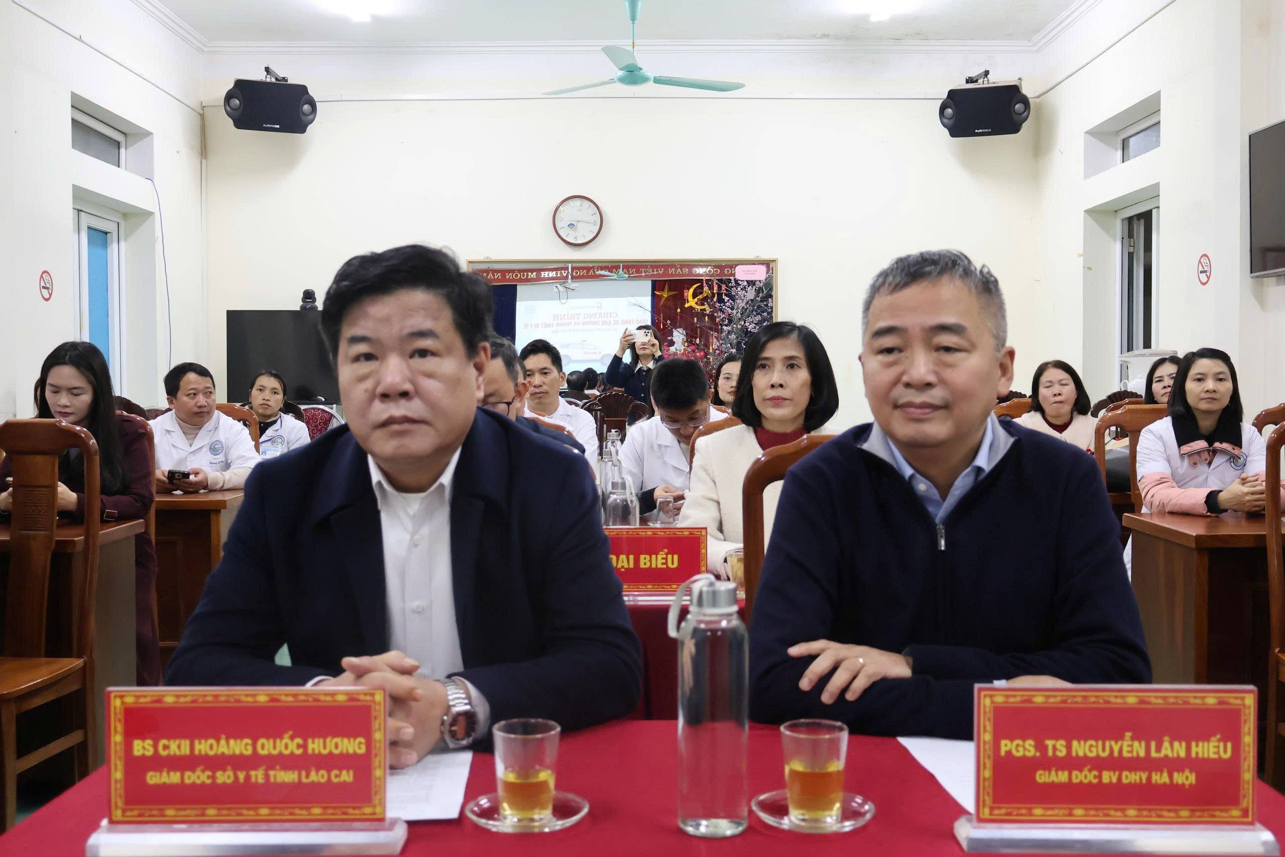 Bệnh viện Đại học Y Hà Nội trao tặng xe cứu thương và thiết bị y tế cho Mù Cang Chải