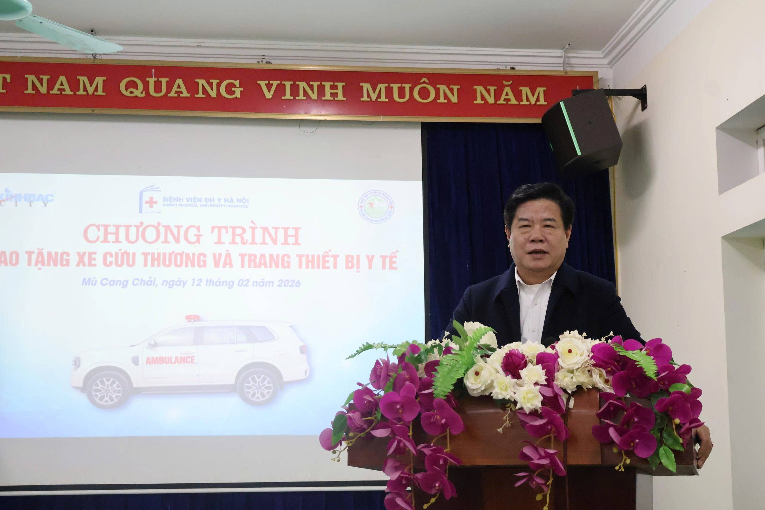 Bệnh viện Đại học Y Hà Nội trao tặng xe cứu thương và thiết bị y tế cho Mù Cang Chải