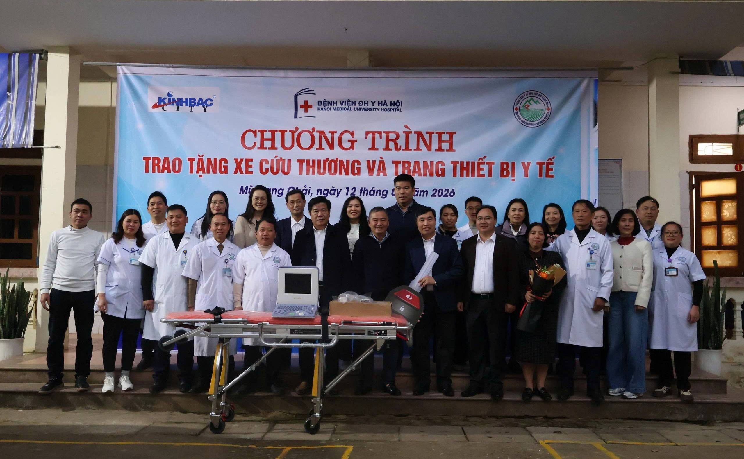 Bệnh viện Đại học Y Hà Nội trao tặng xe cứu thương và thiết bị y tế cho Mù Cang Chải