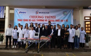Bệnh viện Đại học Y Hà Nội trao tặng xe cứu thương và thiết bị y tế cho Mù Cang Chải