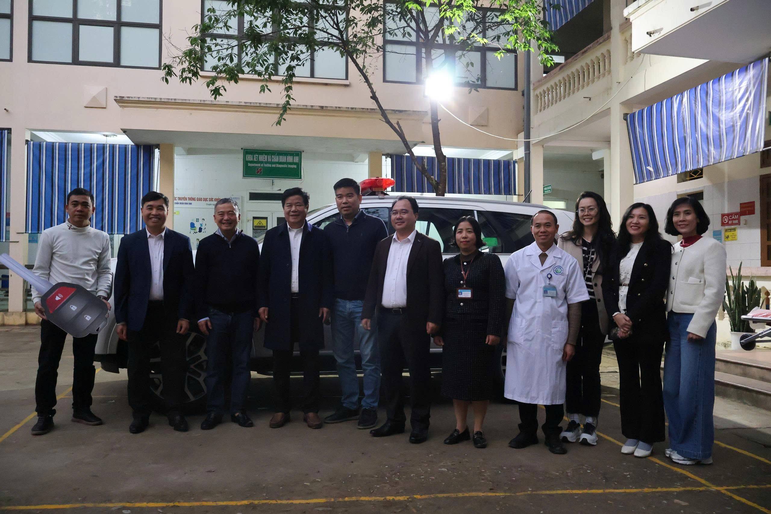 Bệnh viện Đại học Y Hà Nội trao tặng xe cứu thương và thiết bị y tế cho Mù Cang Chải