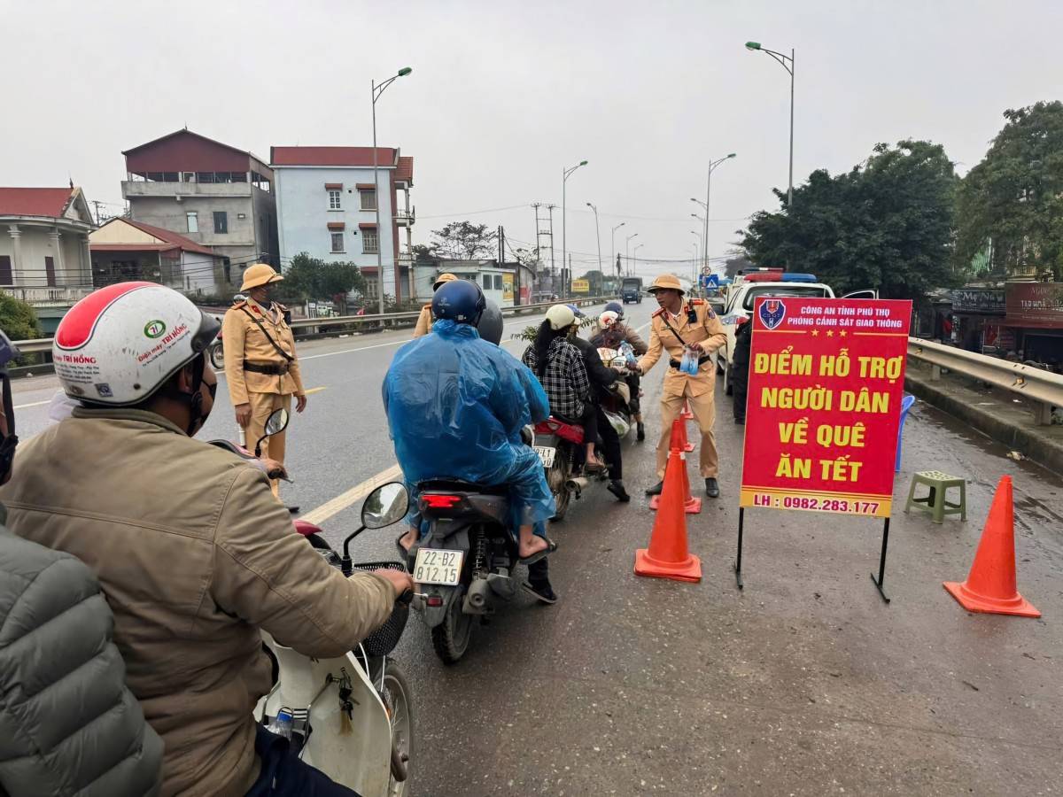 CSGT Phú Thọ lập điểm hỗ trợ người dân về quê đón Tết