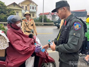 CSGT Phú Thọ lập điểm hỗ trợ người dân về quê đón Tết