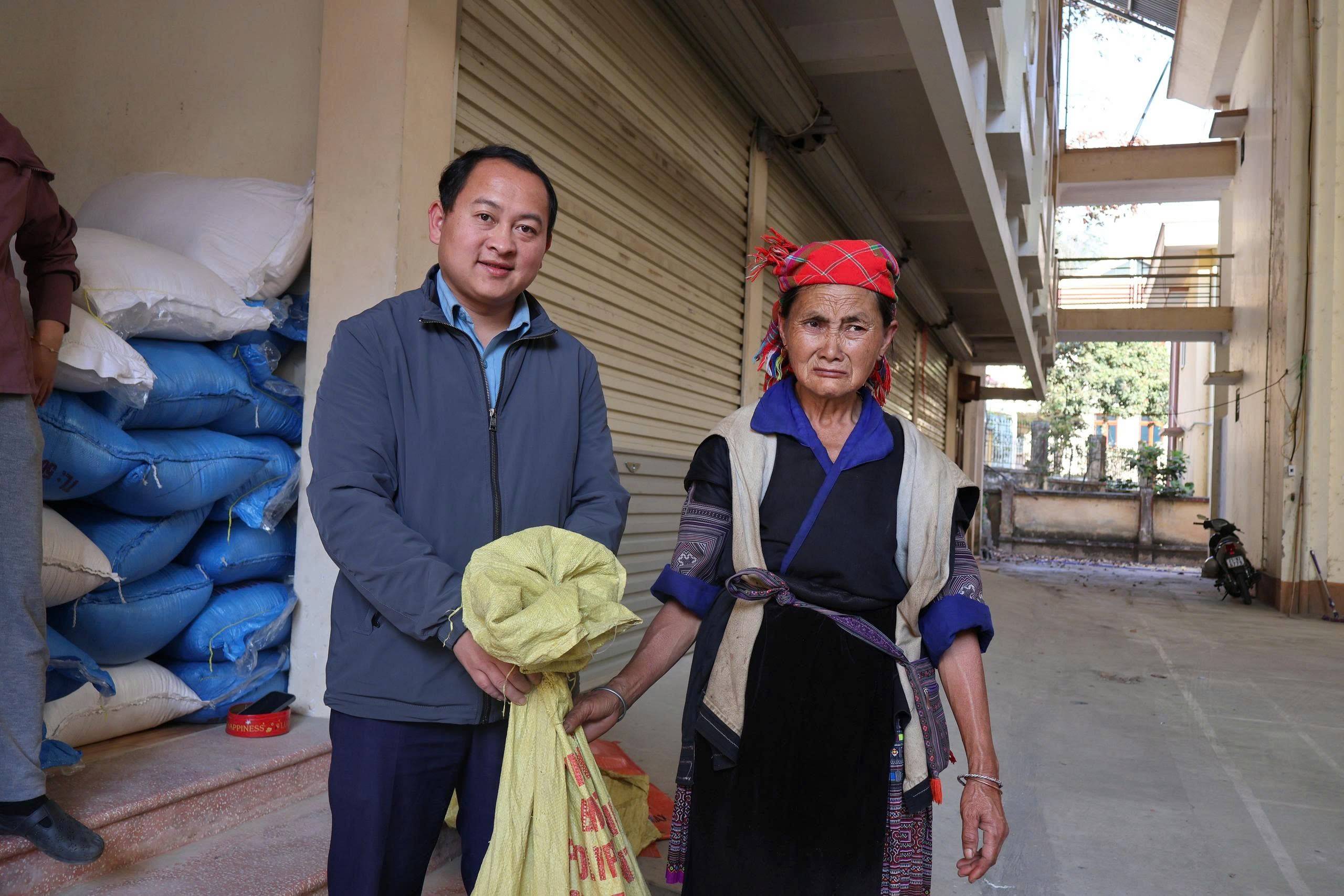 Niềm vui có gạo, Tết về với các hộ dân có nguy cơ thiếu lương thực ở Mù Cang Chải