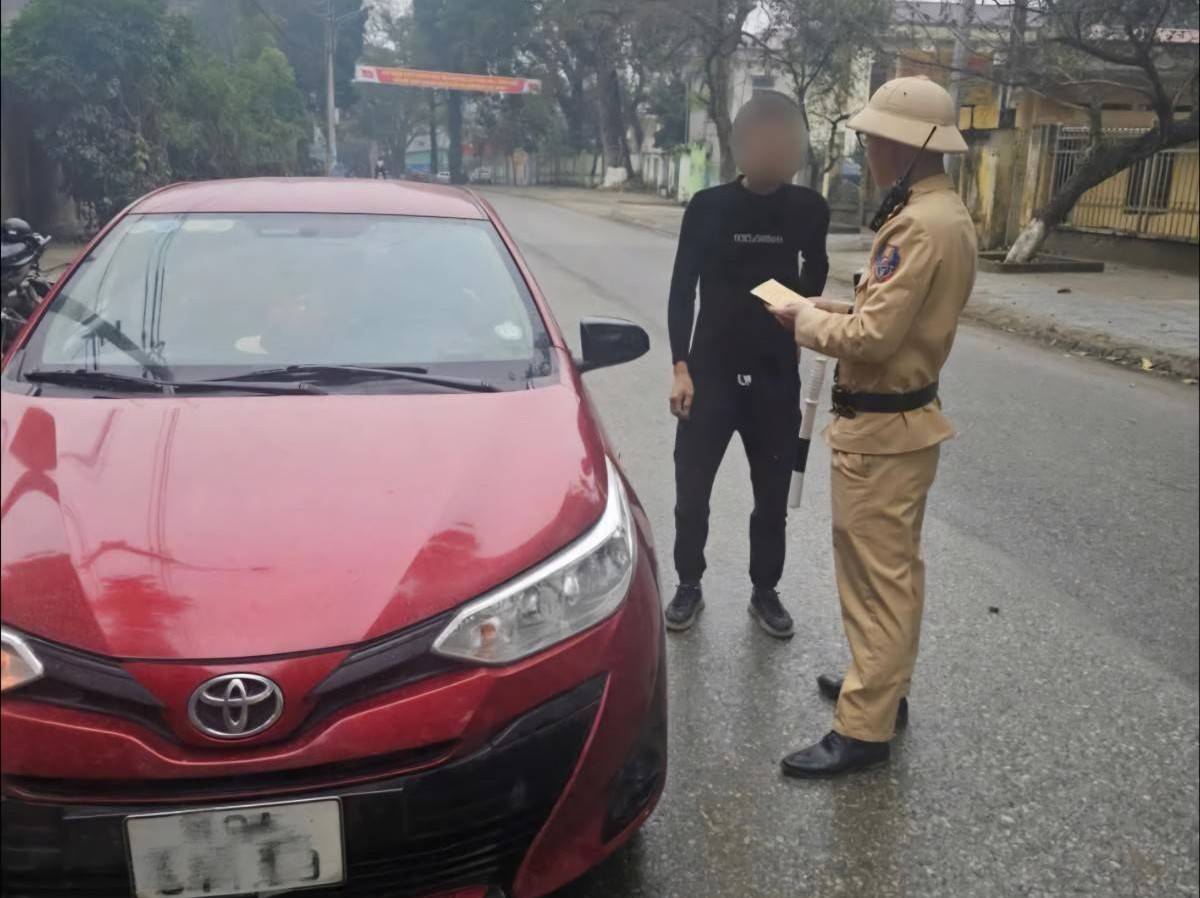 CSGT Phú Thọ hóa trang, siết chặt xử lý “xe ghép” dịp cao điểm