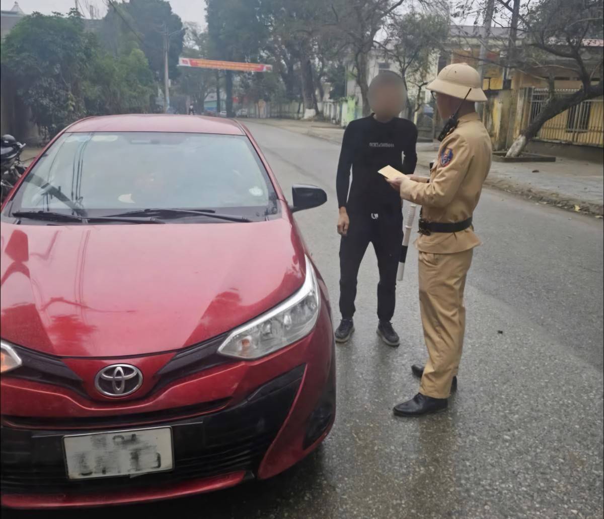 CSGT Phú Thọ hóa trang, siết chặt xử lý “xe ghép” dịp cao điểm