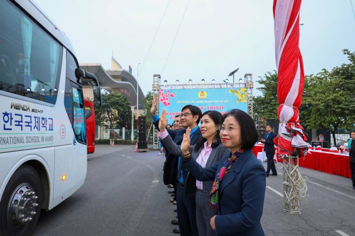 Công đoàn TP. Hà Nội tổ chức 26 chuyến xe miễn phí đưa 1.200 công nhân về quê đón Tết