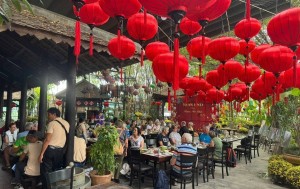 Hành trình thăm Việt Nam, tàu Andora Mediterranea đưa 2.400 du khách đến Khánh Hòa