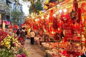 Giữa mua sắm online, vì sao người Hà Nội vẫn đi chợ Tết?