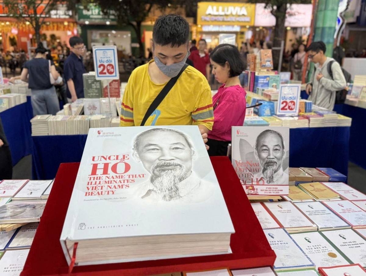 Cuốn sách viết về Bác Hồ với phiên bản khổng lồ tại Lễ hội.