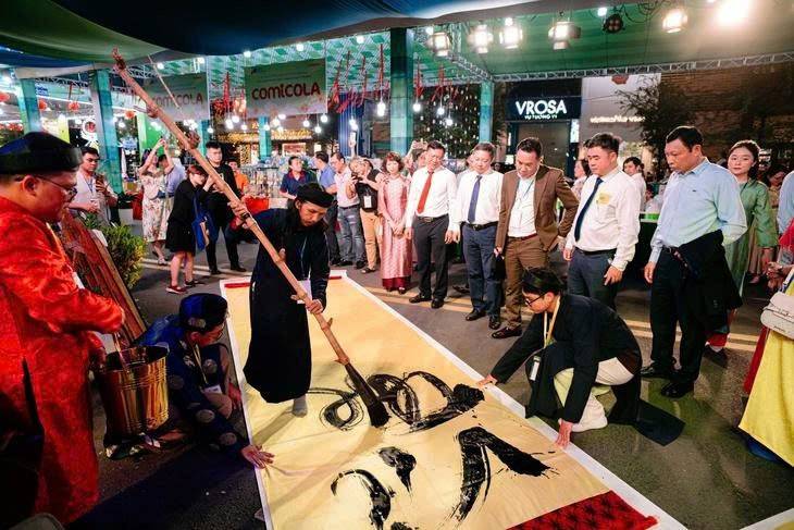 tham quan thầy đồ viết chữ thư pháp khổng lồ