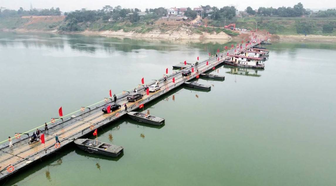 Thông xe cầu phao Đoan Hùng, kịp thời nối nhịp đôi bờ sông Lô