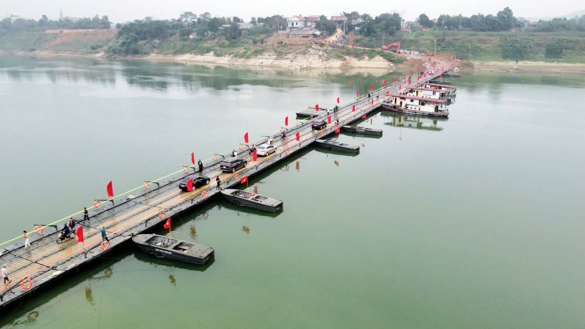 Thông xe cầu phao Đoan Hùng, kịp thời nối nhịp đôi bờ sông Lô