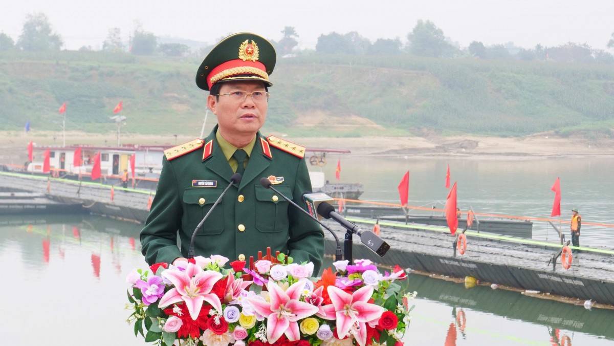 Thông xe cầu phao Đoan Hùng, kịp thời nối nhịp đôi bờ sông Lô