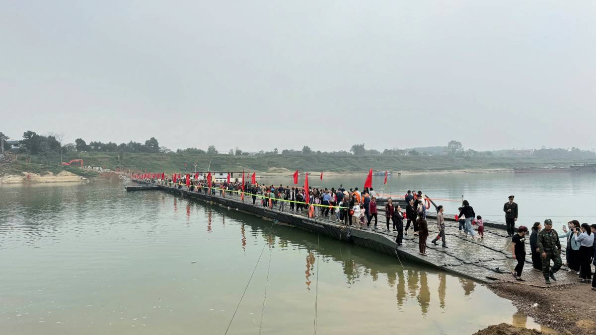 Thông xe cầu phao Đoan Hùng, kịp thời nối nhịp đôi bờ sông Lô