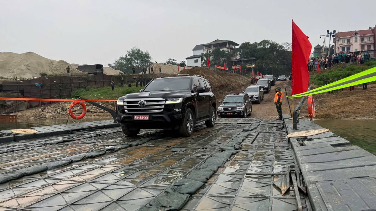 Thông xe cầu phao Đoan Hùng, kịp thời nối nhịp đôi bờ sông Lô