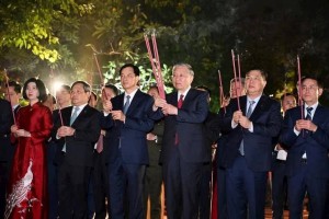 Tổng Bí thư Tô Lâm dâng hương tại tượng đài Vua Lý Thái Tổ, chúc Tết nhân dân Thủ đô trước giao thừa Xuân Bính Ngọ 2026