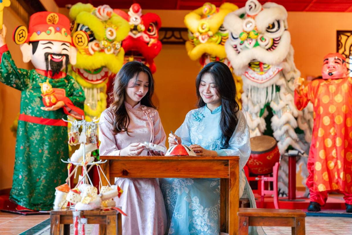 Múa lân rộn ràng, rước lân đầu năm và vẽ mặt nạ sắc màu mang không khí Tết truyền thống vui tươi đến cho cả gia đình trên đỉnh Bà Nà