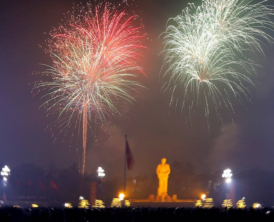 Màn bắn pháo hoa lung linh sắc màu chào đón năm mới Bính Ngọ 2026 tại Quảng trường Hồ Chí Minh (Nghệ An) 