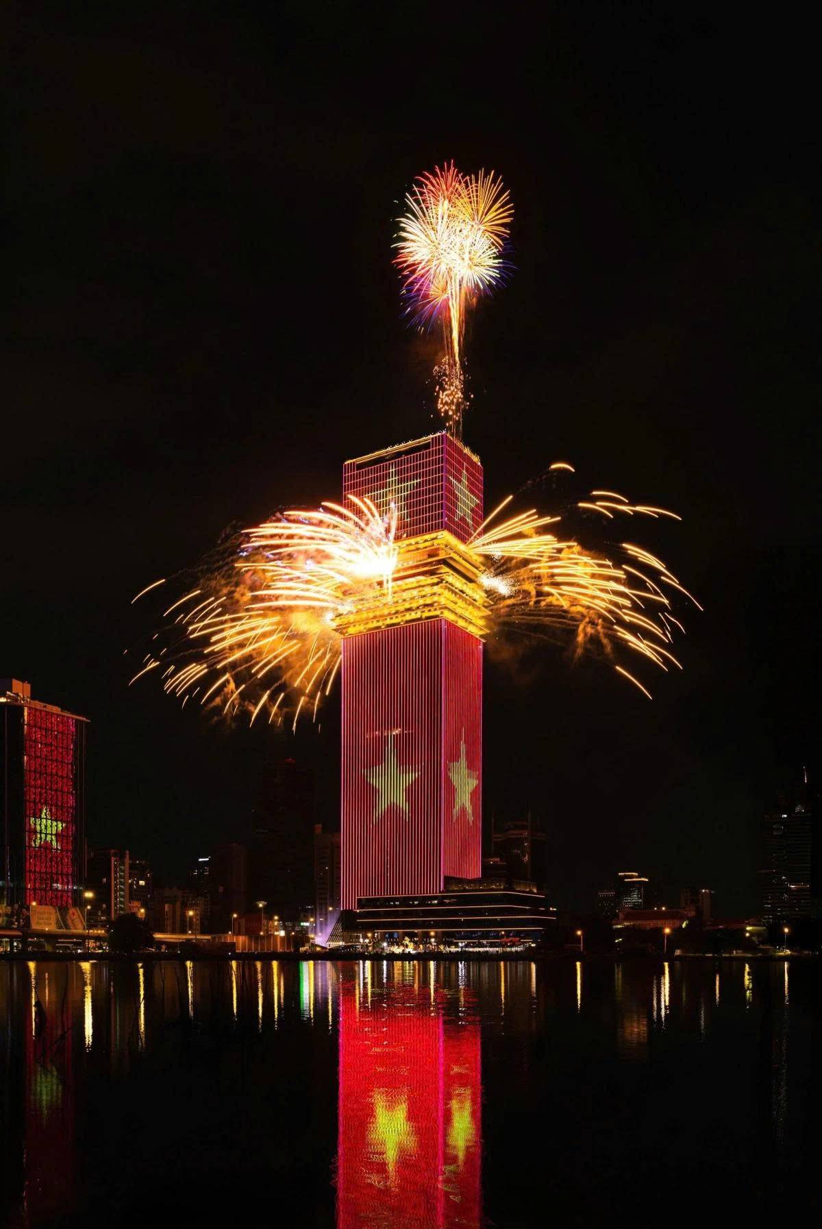 Pháo hoa giao thừa chào đón Xuân Bính Ngọ rực sáng 