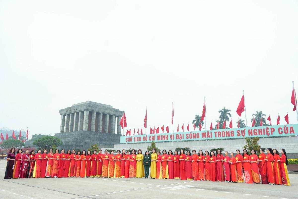 Đoàn đại biểu nữ doanh nhân chụp ảnh lưu niệm tại Lăng Chủ tịch Hồ Chí Minh ngày mùng Một Tết Bính Ngọ 2026