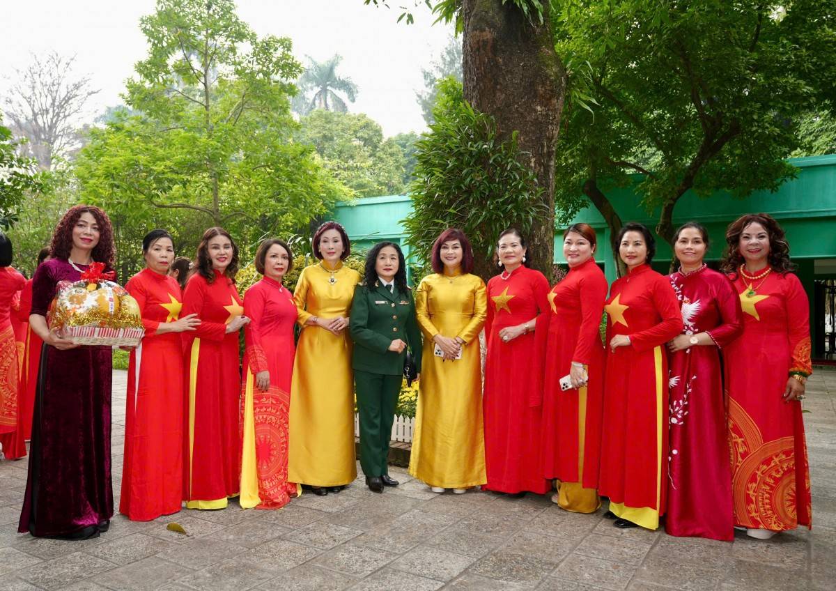 Các nữ doanh nhân tiêu biểu đại diện 80 nữ doanh nhân vào dâng hương tưởng niệm Bác Hồ.