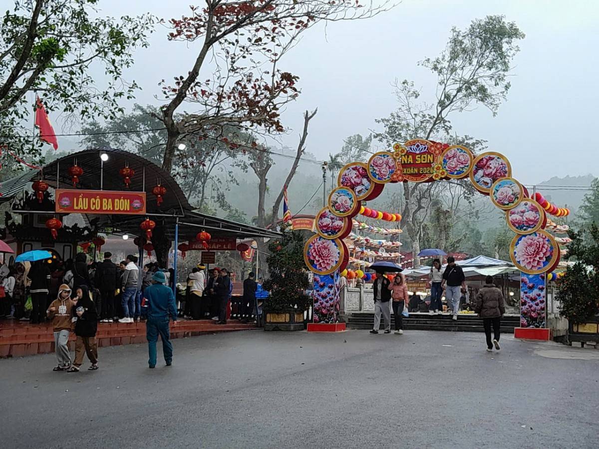 Thanh Hóa: Khách du xuân tấp nập đổ về các điểm du lịch tâm linh trong kỳ nghỉ Tết Nguyên đán