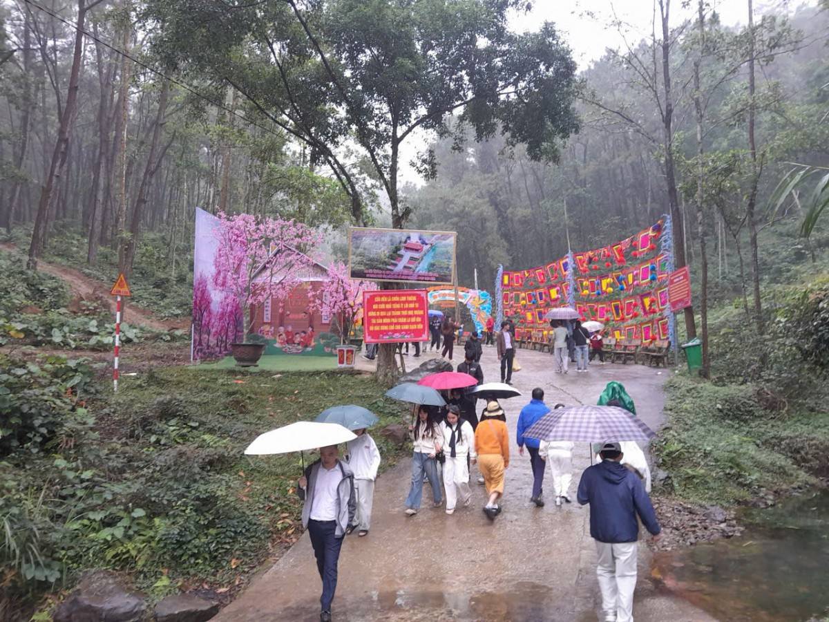 Đường lên giếng Tiên, nơi du khách xin nước thánh cầu may