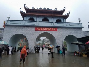 Thanh Hóa: Khách du xuân tấp nập đổ về các điểm du lịch tâm linh trong kỳ nghỉ Tết Nguyên đán