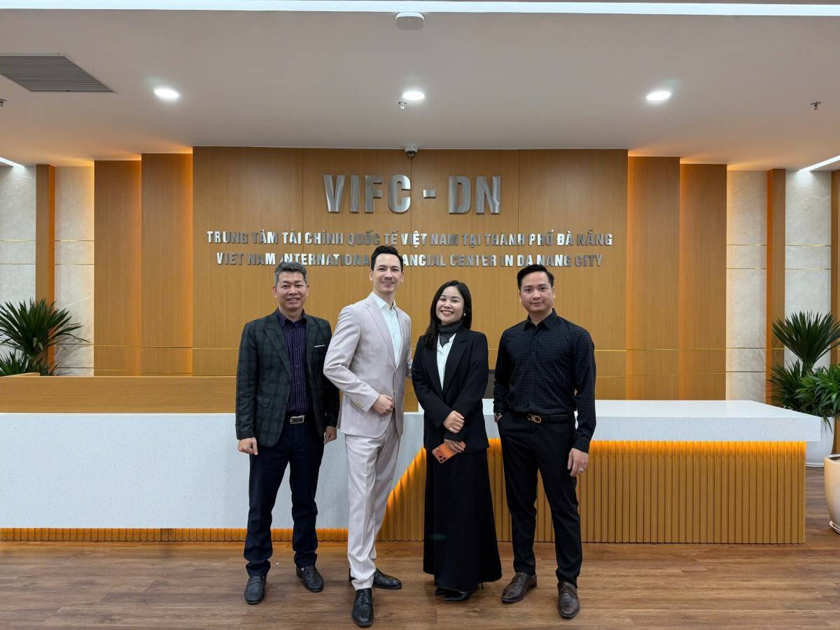  Chuyên gia David Richter cùng các chuyên gia tài chính quốc tế tại trung tâm Tài chính Đà Nẵng