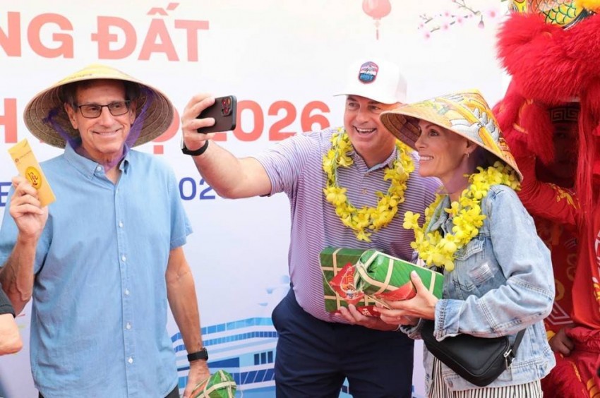 Khách quốc tế hào hứng check-in tại cảng Tiên Sa