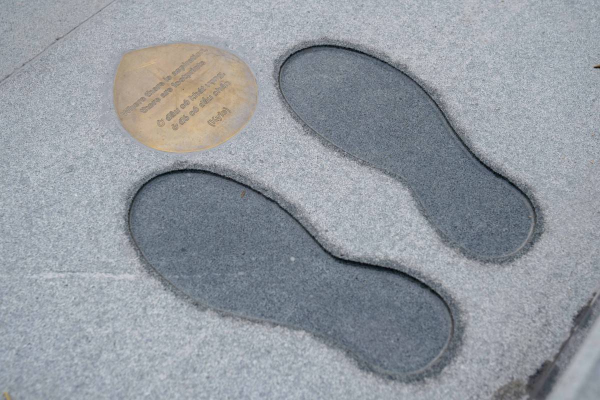 Những dấu chân bằng đá mang nhiều ý nghĩa biểu tượng