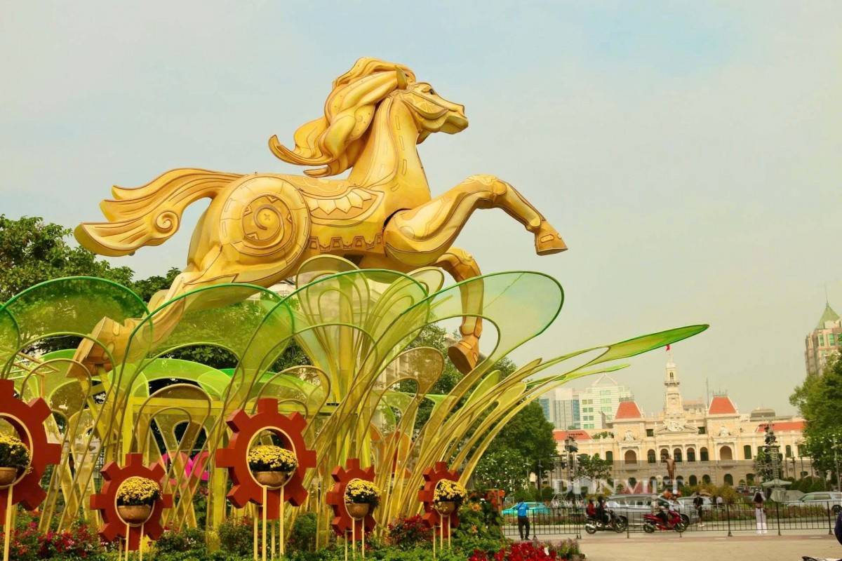 Điểm hẹn nổi bật nhất vẫn là Đường hoa Tết trên Đường Nguyễn Huệ, nơi thu hút hàng trăm nghìn lượt người mỗi ngày. 