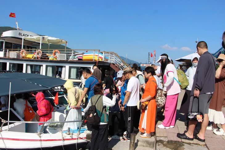 Tết Bính Ngọ 2026, Khánh Hòa đón 320.000 lượt khách du lịch với doanh thu đạt 2.200 tỷ đồng