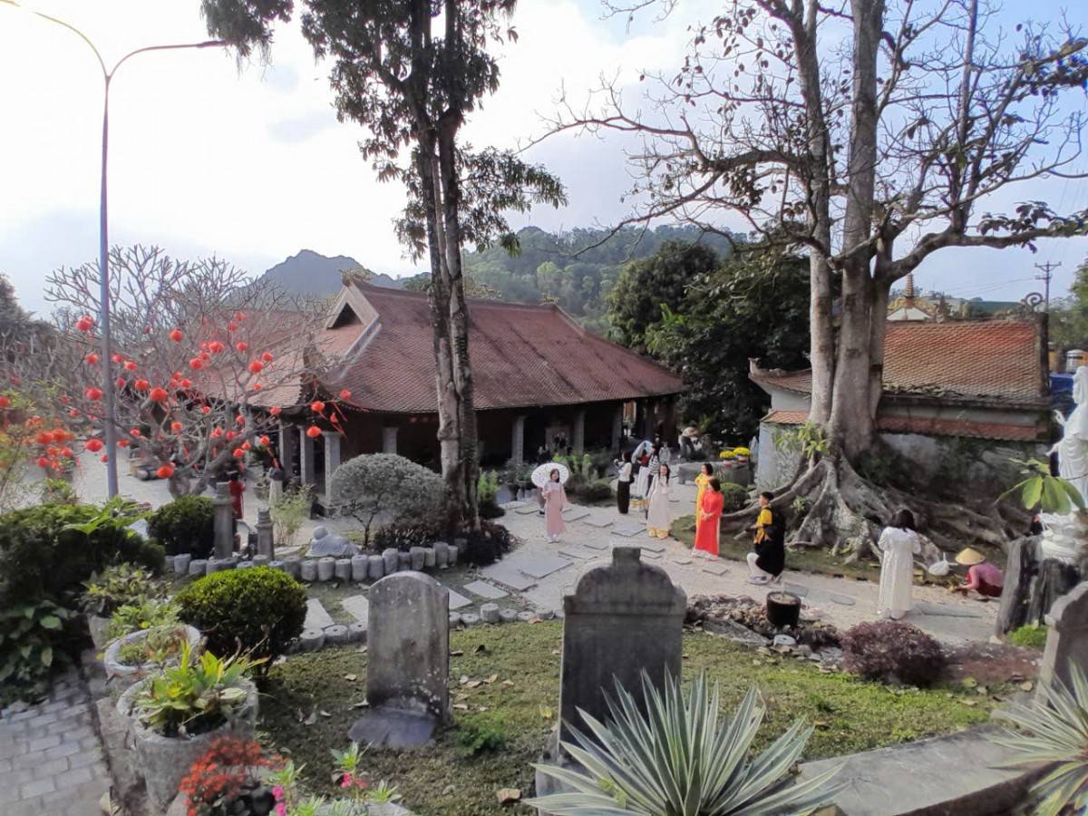 Thanh Hóa: Khách du xuân tấp nập đổ về các điểm du lịch tâm linh trong kỳ nghỉ Tết Nguyên đán