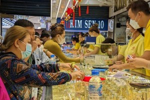 Vàng “cháy hàng” sớm trước vía Thần Tài, giá trong nước tăng mạnh
