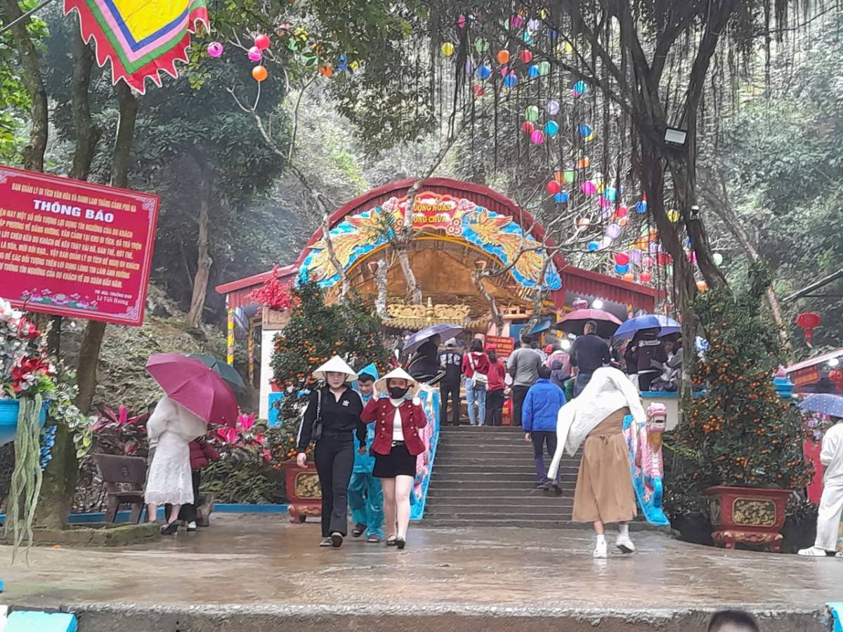 Thanh Hóa: Khách du xuân tấp nập đổ về các điểm du lịch tâm linh trong kỳ nghỉ Tết Nguyên đán
