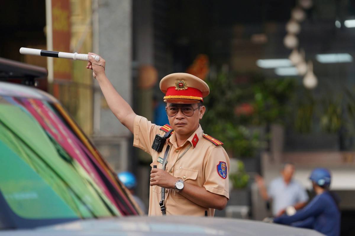 Cách đó không xa, tuyến đường Dương Bá Trạc - nơi thường xuyên ùn tắc do mật độ phương tiện cao theo hướng vào trung tâm cũng ghi nhận tình trạng thông thoáng tương tự. Vào ngày thường, lực lượng Phòng CSGT (PC08) Công an TP.HCM phải bố trí cán bộ túc trực điều tiết để hạn chế ùn ứ. Tuy nhiên, sáng 23/2, khu vực này không xuất hiện cảnh kẹt xe kéo dài, lực lượng chức năng cũng không phải căng mình phân luồng như trước.
