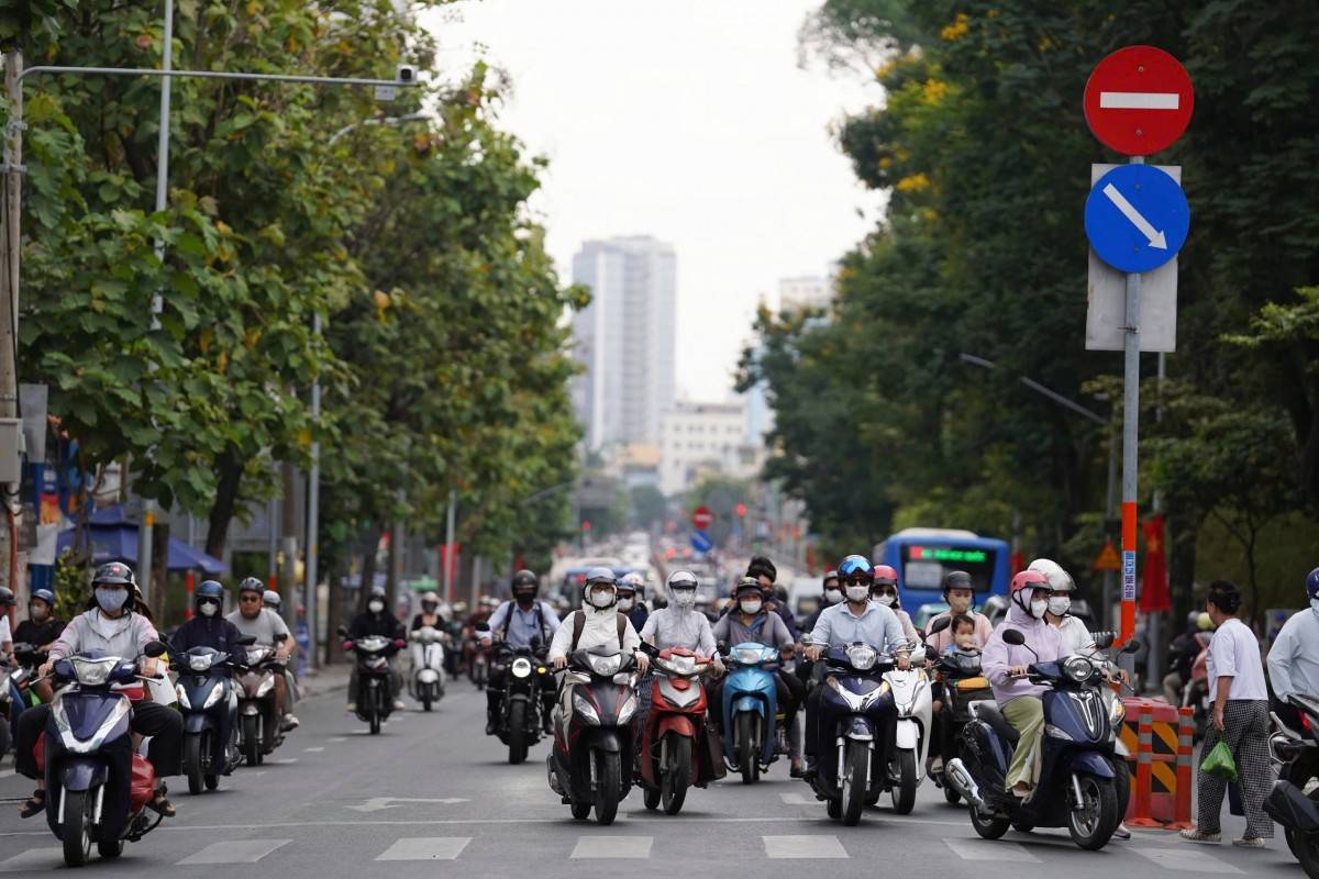 Ghi nhận của PV Báo Điện tử VTC News sáng 23/2 (mùng 7 Tết), tại các điểm nóng giao thông như cầu Bình Triệu 1, khu dân cư Trung Sơn (xã Bình Hưng), đường Dương Bá Trạc, đường Hai Bà Trưng, đường Lê Duẩn, đường Tôn Đức Thắng và đường Nguyễn Thị Minh Khai (phường Sài Gòn), phương tiện lưu thông ổn định, không xảy ra ùn tắc nghiêm trọng.