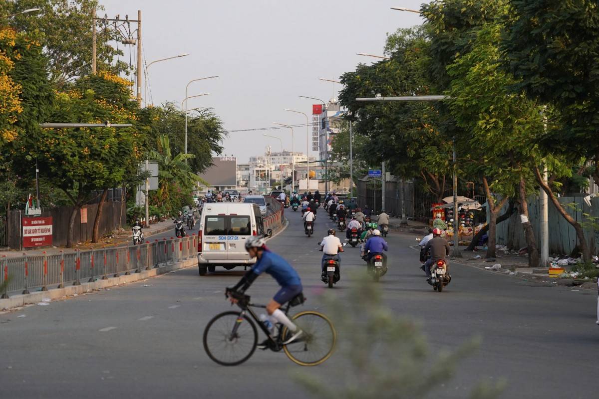 Khoảng 7h10, tại vòng xoay khu dân cư Trung Sơn - khu vực được xem là một trong những “điểm đen” ùn tắc ở cửa ngõ phía Nam TP.HCM - tình hình giao thông khá thuận lợi.